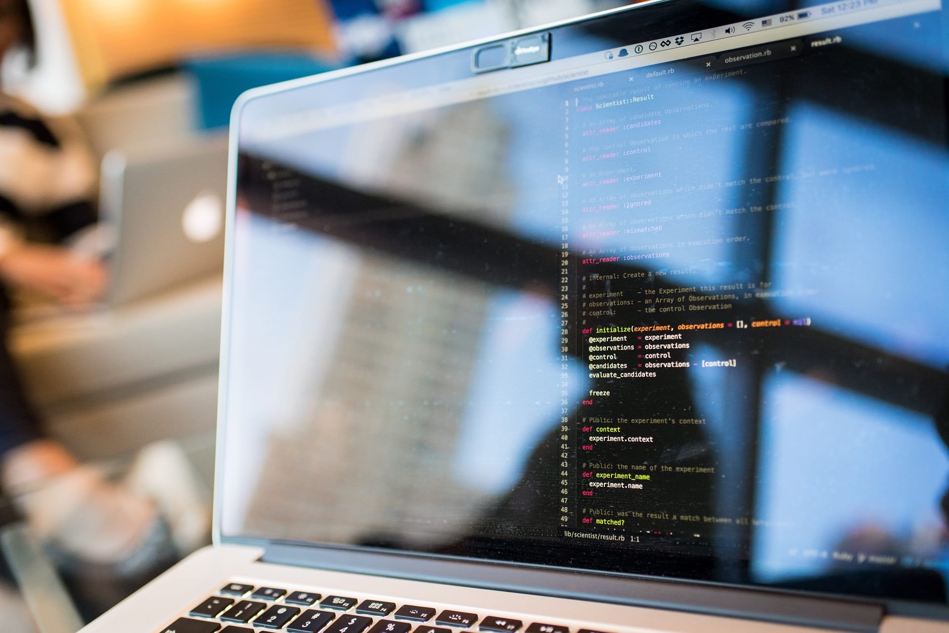 Développeur logiciel écrivant du code sur un ordinateur portable